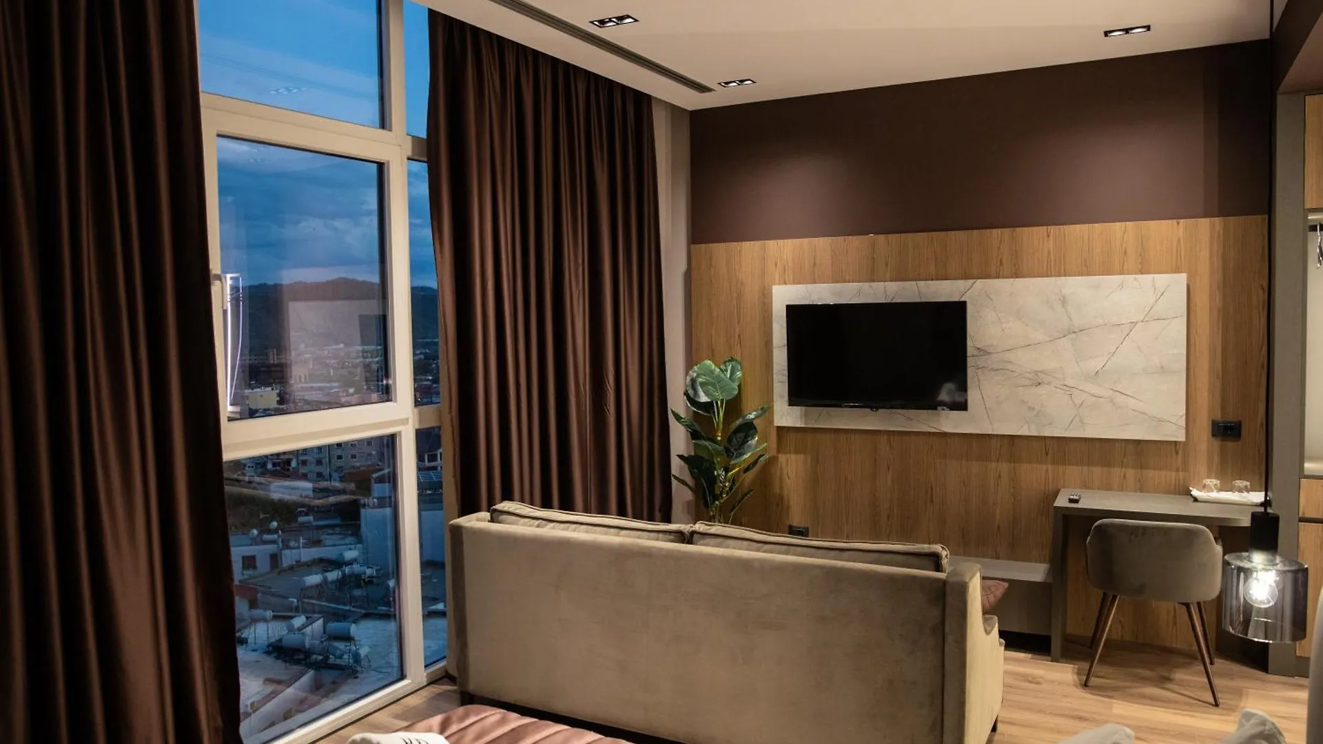 Dial Hotel 엘바산 4*,